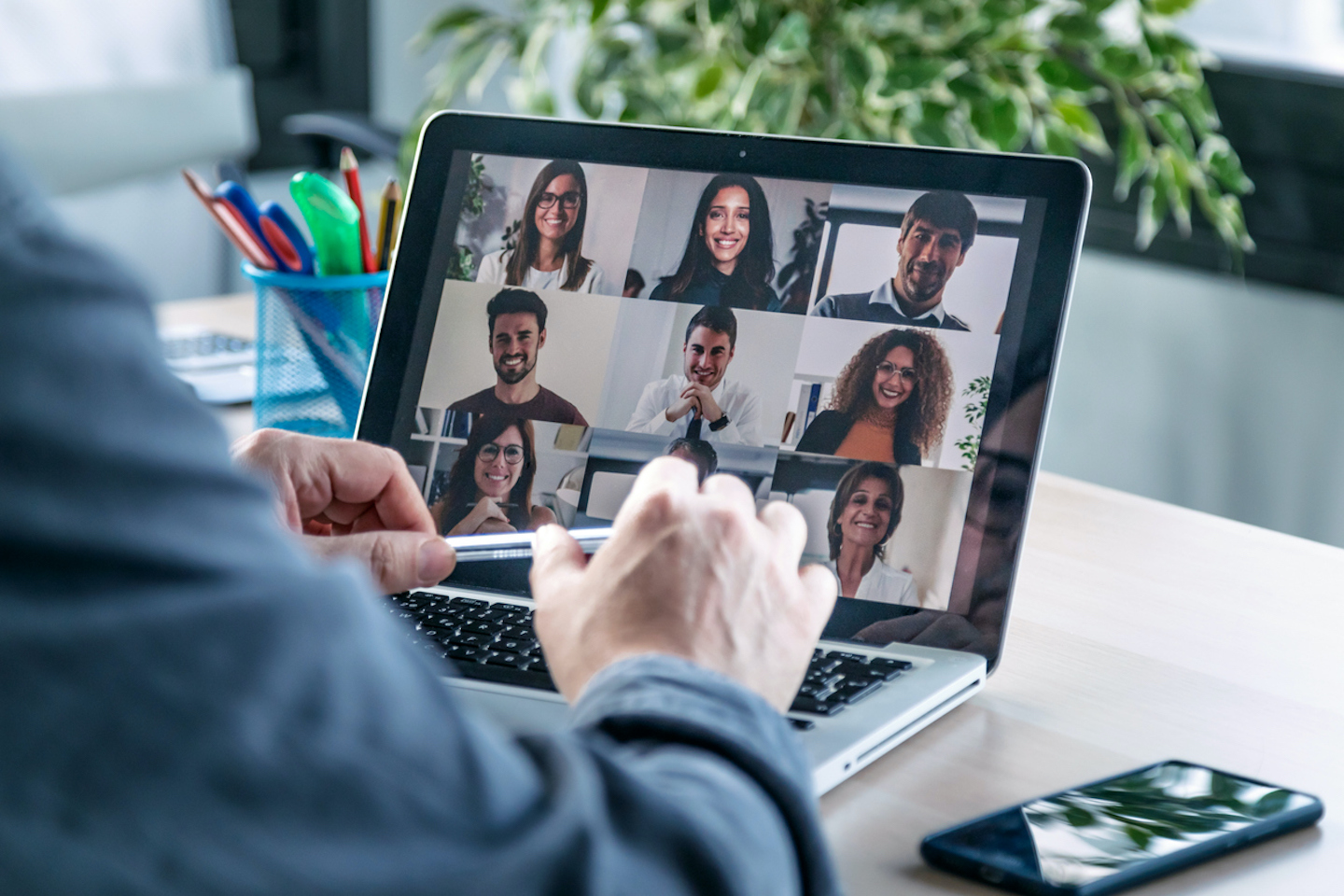 The Small Business Owner's Guide to Successfully Managing Remote Teams